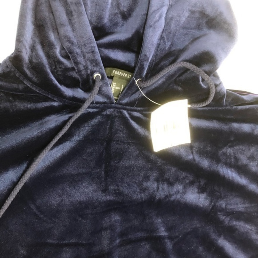 💥💥 SALE! 5 / $25 💥💥 Forever 21 cropped hooded blue velour sweatshirt